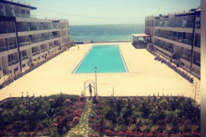 Pieds dans l`eau, piscine face à la mer - Adan beach